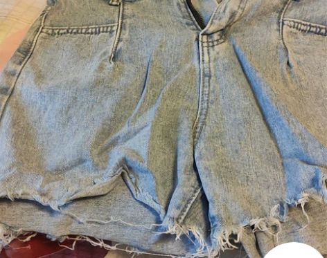 牛仔短裤，尺码M，100斤左右可穿。 感兴...