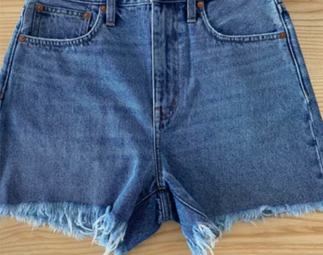 28码 美系M高腰牛仔短裤 感兴趣的话点“...
