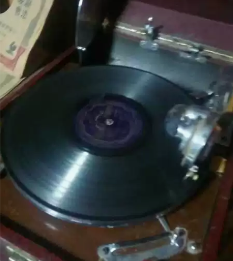 手摇唱机．老唱片。唱机成色还行发条无力，带...
