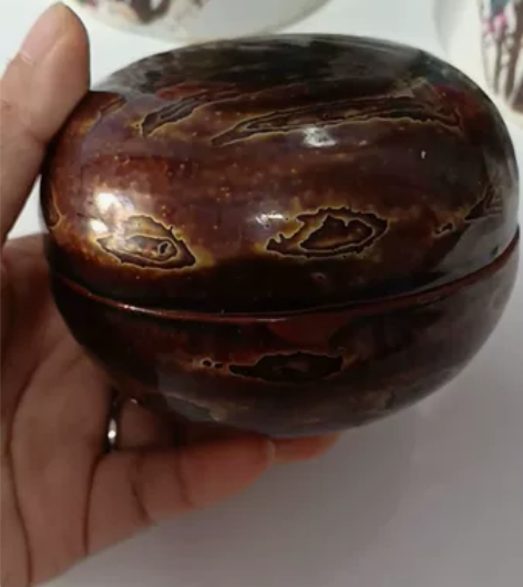 老脱胎漆盒一个，工艺精湛，鎏金花纹图案感觉...