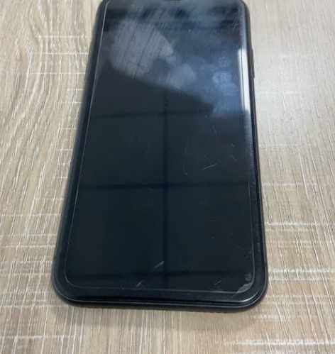 自己用手机，苹果11黑色64g。 下方照片...