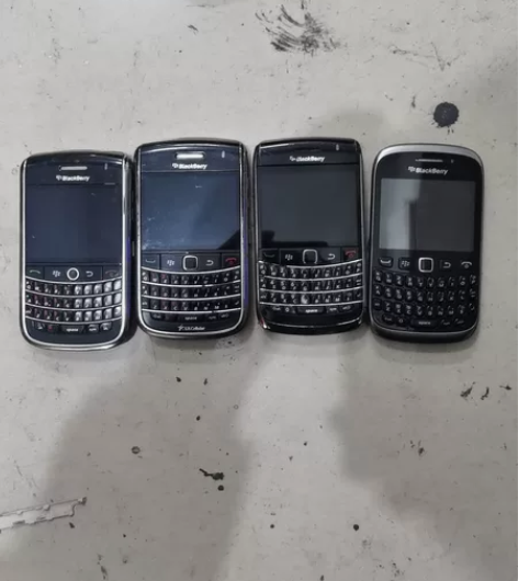 黑莓手机4台 打包处理  有两块电池  一...