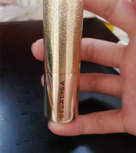 妍丽口红正品，是闺蜜送的礼物，只试了一下颜...