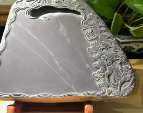 端砚老坑大西洞一一麒麟献宝砚。