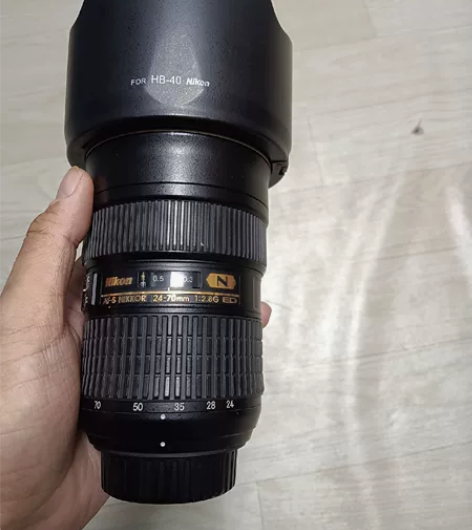 尼康 24-70 2.8镜头，上面拍的实体...