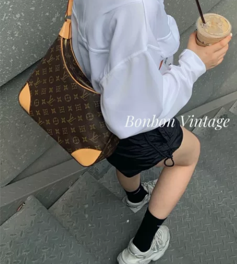 LV小号牛角包,非常帅气 好成色!老花清晰...