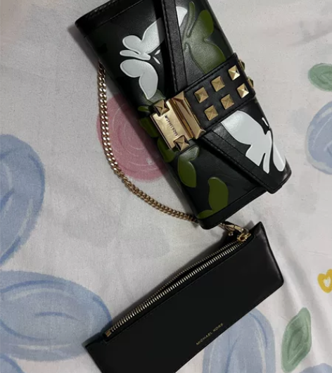 MK手拿包,几年前专柜购买,挺新,使用痕迹...