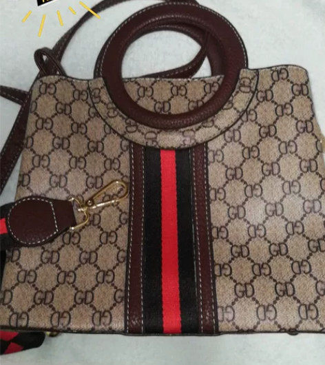 全新斜挎包 实体店一百多购入 买来没背过