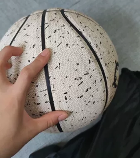 篮球准者的，买来就打过两次，没时间打球了就...