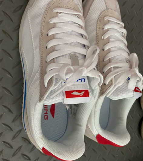 李宁阿甘鞋 春夏款 成色磨损如图 穿过2次...