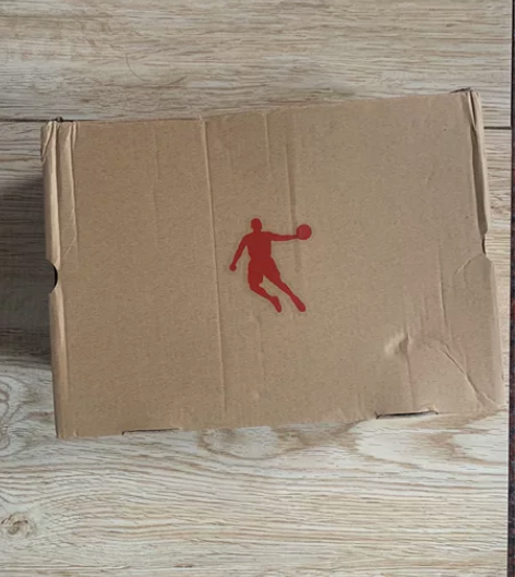 乔丹的鞋子，是41的，前段时间买的。十成新...