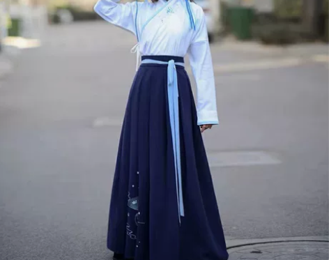 ?如梦霓裳汉服S码一套，交领上衣+襦裙，穿...