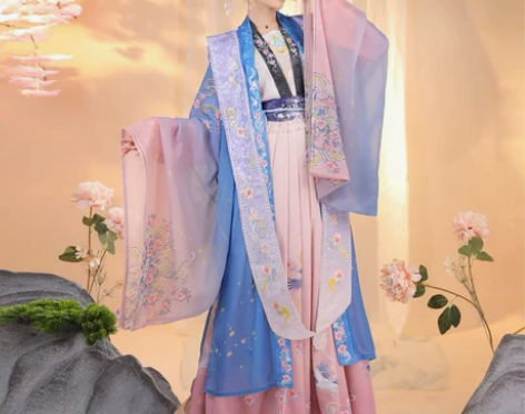 图片所示汉服 m码。不含霞帔 可换缠花，绒...