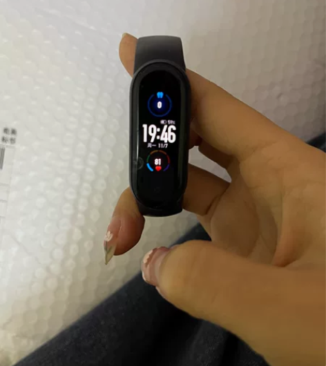 闲置小米手环5，原装充电器表带，仔细看屏幕...