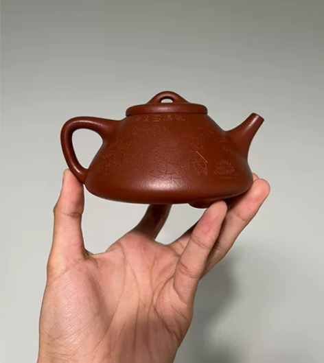 精工半手红降坡子冶石瓢 通身刻绘观瀑图，形...