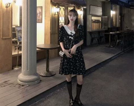 气质复古碎花a字裙子女夏季法式V领中长款收...