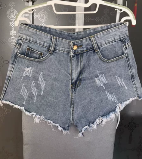 牛仔短裤，九成新，夏季必备单品。 感兴趣的...