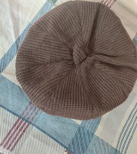 咖色八角帽一顶 15元 黑色毛绒帽一顶15...