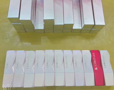 稚优泉微光水雾口红 质感很娇柔，上唇很滋润...