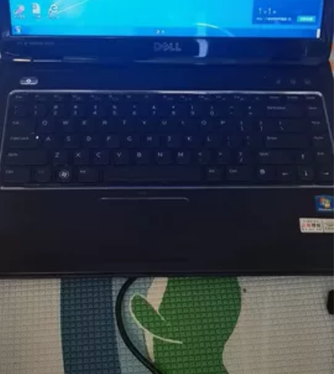 戴尔老款笔记本电脑，有轻微破损，不影响使用...