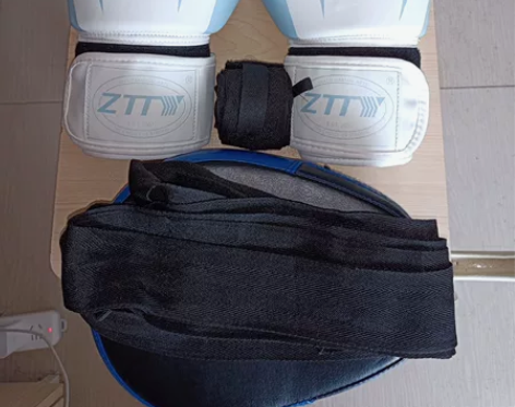 搏击,拳击。拳套一对拳靶一个绷带一对,用了...