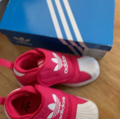 全新，穿着有点小了，加绒阿迪女鞋，低价转 ...
