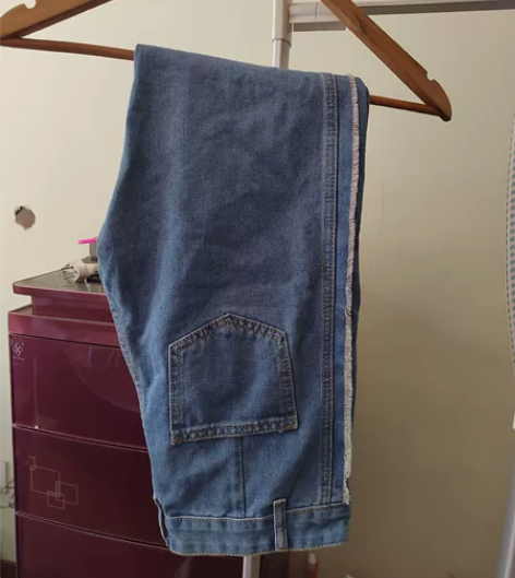 牛仔裤，全新，锁眼都没开，但是好像下水了，...