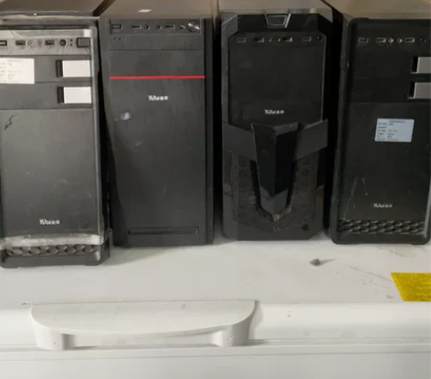 3个好机箱打包卖60自取 送一个右边机箱。...