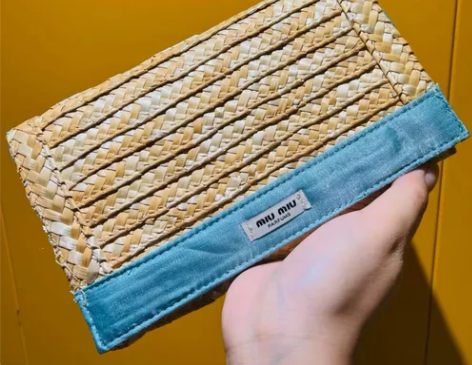 MIUMIU缪缪蓝色翻盖女士编织包手拿包（...