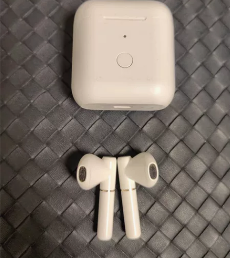 QCY T8S左耳正常右耳有一点裂缝,充电...