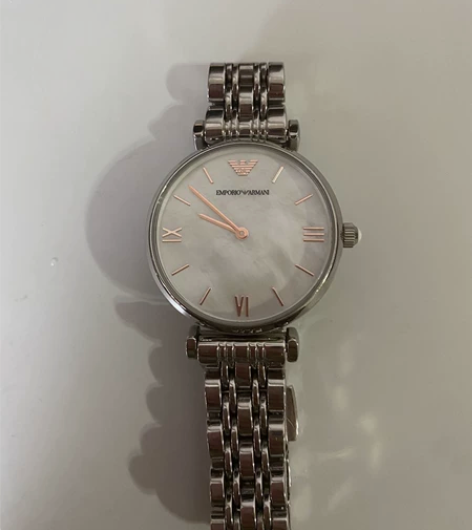 阿玛尼官方旗舰店买的,女款贝母盘的手表便宜...