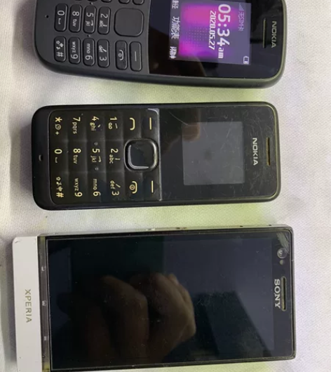 卖三台手机 俩诺基亚功能机,新一点的有电池...