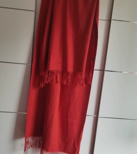 围巾柔软保暖，宽65厘米，长约1.8米，八...