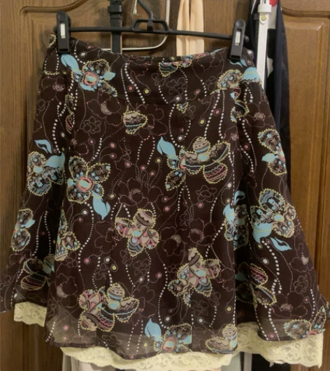 淡黄色蕾丝边半身A字裙 侧拉链 感兴趣的话...