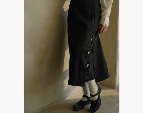 然而和风复古少女浮雕花花侧开叉黑色直筒裙国...