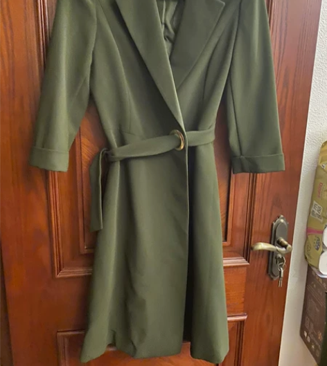 墨绿色外套,灯光拍不出它原本的质感,非常显...