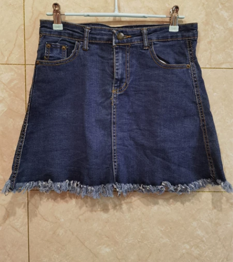 这一套简约大方的牛仔短裤,穿着轻松展现出女...