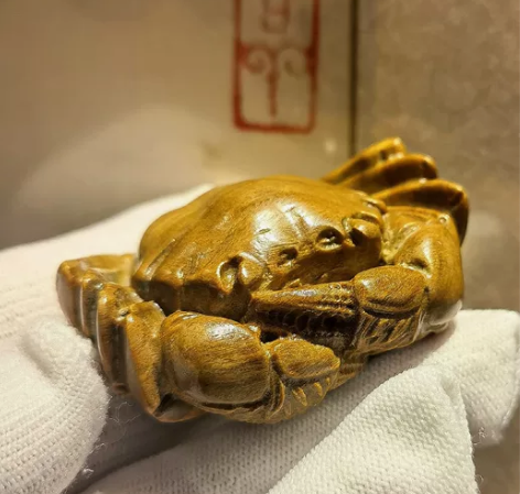 阿根廷绿檀木螃蟹手把件，寓意八方来财木雕文...