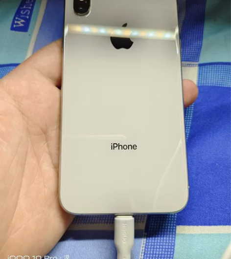 美版有锁x，256G成色如图配合卡贴完美解...