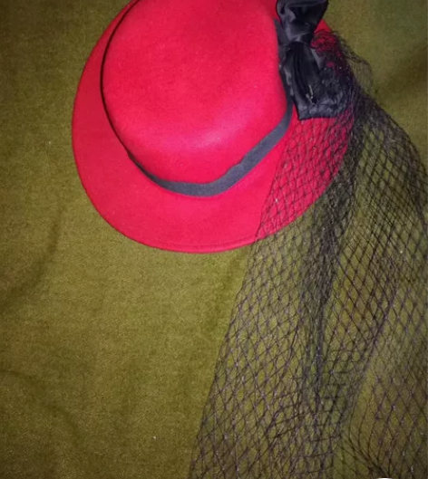 毛呢礼帽  包邮 九九新，旁边的装饰可以随...