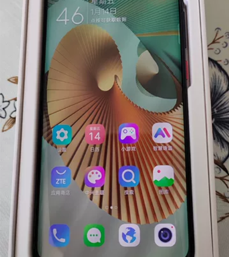 中兴天机 AXON 11 5G，超薄曲面屏...