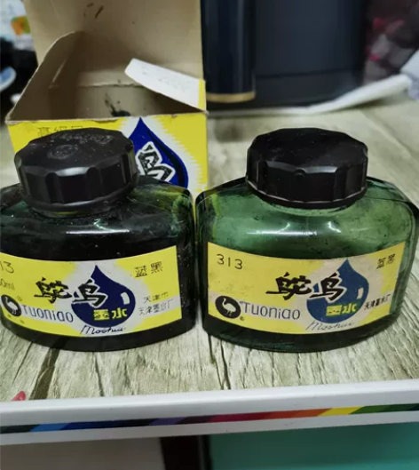 90年代初鸵鸟墨水一瓶，存放多年有挥发，剩...