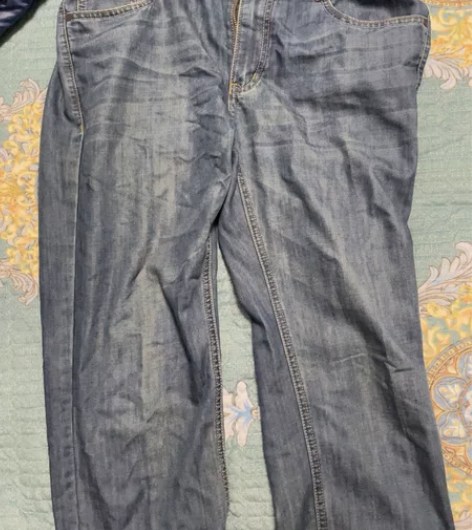 拍的不好，灯光问题。几乎全新海澜之家牛仔裤...