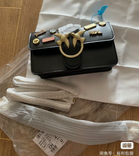 pinko燕子包，小号黑色勋章款，做旧五金...