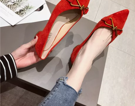 只穿过一次！粗跟单鞋女2019春季新款韩版百搭尖头浅口红色低...