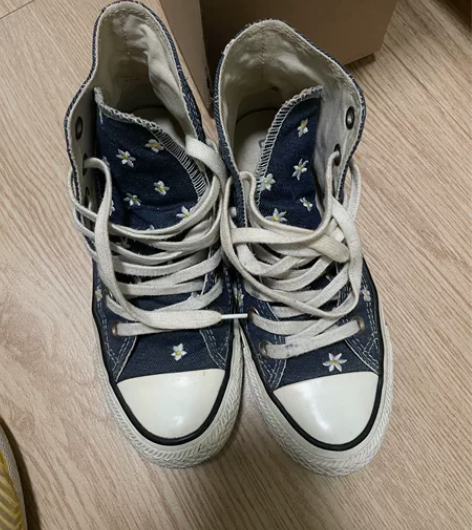 匡威35码帆布鞋 带小花图案的牛仔布 成色...