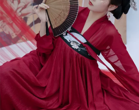 清梳汉服 我是实体店买的，价格230， 只...