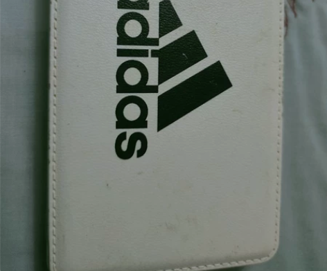 阿迪达斯送的充电宝 4500毫安 轻巧好用...