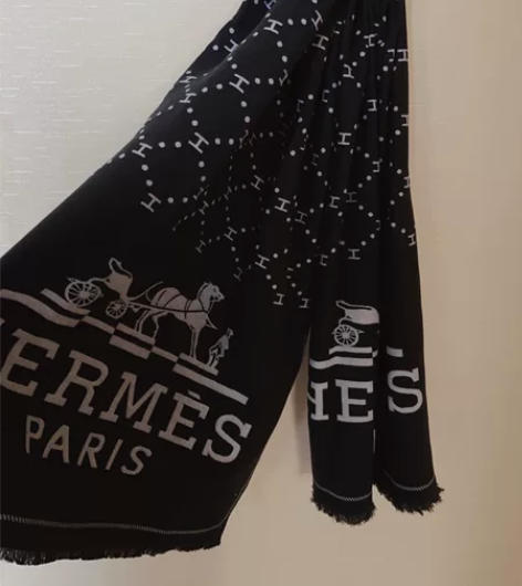 实体店买的 双面围巾 还没戴过 低价处理 ...