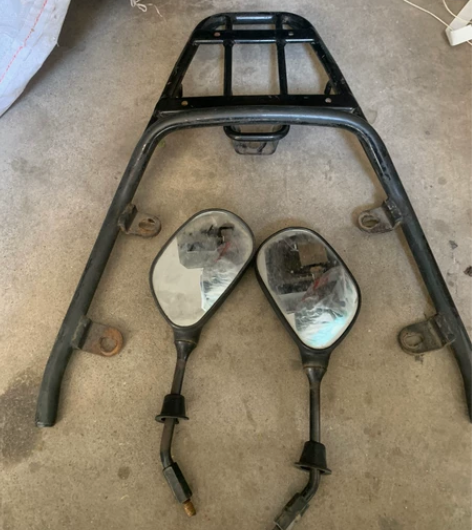 铃木红巨星 后货架25元己售，一对后视镜1...